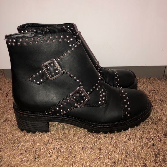 Black leather boots with silver studs. - Picture 2 of 4